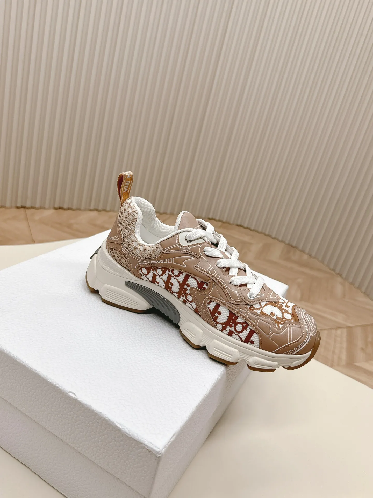 👟👟Ex-factory price 620👟👟 Hot item, star model 2024 main hot item, the newly released Dior Chrono new casual sports shoes, running shoes, dad shoes are really cool, full of futuristic feeling! Really cool! Once again interpreting Dior's concept of cool fashion, the lucky star will bless you with good luck. The new EVA sole is super light and super soft! A perfect replica of the original! Fully matched material and mold! ! 35-40
